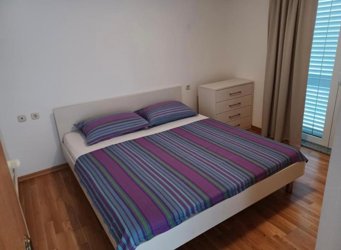 Apartmani Adria โตรกีร์ ภายนอก รูปภาพ