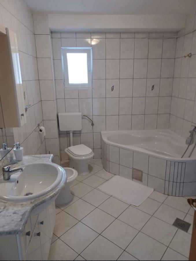 Apartmani Adria โตรกีร์ ภายนอก รูปภาพ