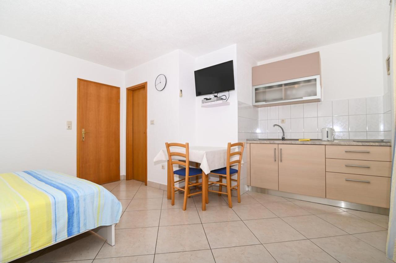 Apartmani Adria โตรกีร์ ภายนอก รูปภาพ