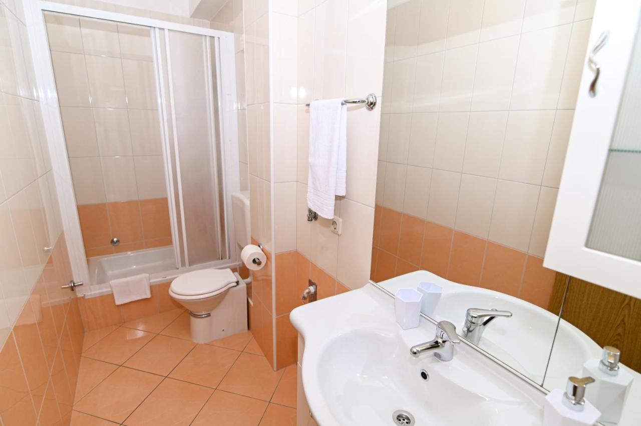 Apartmani Adria โตรกีร์ ภายนอก รูปภาพ