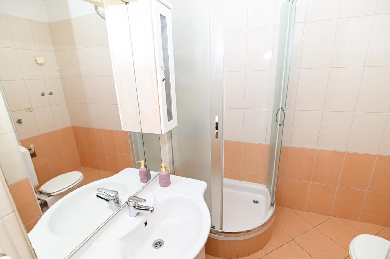 Apartmani Adria โตรกีร์ ภายนอก รูปภาพ