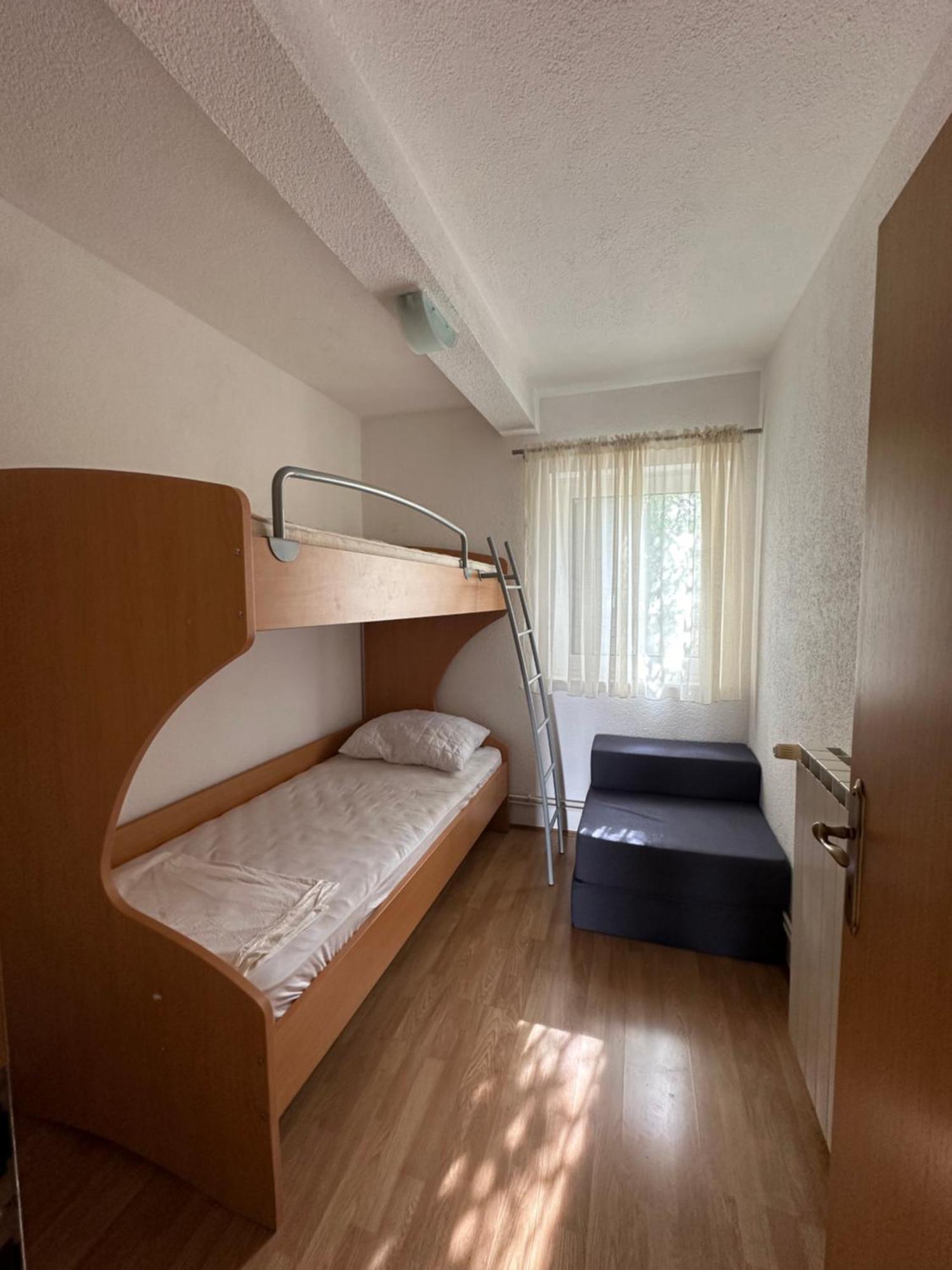 Apartmani Adria โตรกีร์ ภายนอก รูปภาพ